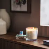 IKEA RÄFFELBJÖRK (ИКЕА РЭФФЕЛБЙЁРК) — Свеча ароматическая в стекле с крышкой, роза и жемчужная гвоздика, 50 ч — фото 2