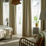 IKEA KORGMOTT (ИКЕА КОРГМОТТ) — Шторы блэкаут, пара, бежевый/на ленте 145x300 см — фото 2
