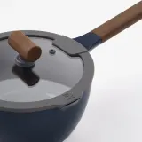 IKEA KLIPPFISK (ИКЕА КЛИППФИСК) — Кастрюля с крышкой, антипригарное покрытие стекло/дерево, сине-чёрная, 2,3 л — фото 3