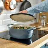 IKEA VARDAGEN (ИКЕА ВАРДАГЕН) — Жаровня с крышкой, эмалированный чугун светло-бежевый/тёмный серо-синий 5 л — фото 4