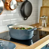 IKEA VARDAGEN (ИКЕА ВАРДАГЕН) — Жаровня с крышкой, эмалированный чугун светло-бежевый/тёмный серо-синий 5 л — фото 7