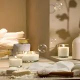 IKEA LOTSFÅGEL (ИКЕА ЛОТСФОГЕЛ) — Ароматическая свеча в стекле, аромат свежего белья белый 40 ч — фото 3