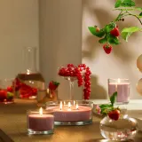 IKEA LOTSFÅGEL (ИКЕА ЛОТСФОГЕЛ) — Ароматическая свеча в стекле, 3 фитиля, красные ягоды, светло-розовый 25 ч. — фото 3
