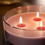 IKEA LOTSFÅGEL (ИКЕА ЛОТСФОГЕЛ) — Ароматическая свеча в стекле, 3 фитиля, красные ягоды, светло-розовый 25 ч. — фото 5