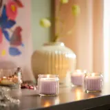 IKEA HÖKGÖK (ИКЕА ХЁКГЁК) — Ароматическая свеча в стекле, розовые цветы, бледно-розовый 12 ч. — фото 2
