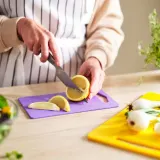IKEA BERGTUNGA (ИКЕА БЕРГТУНГА) — Разделочные доски, 2 шт., ярко-желтый/лиловый — фото 3