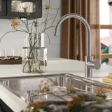 IKEA SALLSJÖN (ИКЕА САЛЛШЁН) — Смеситель кухонный с боковой рукояткой, стальной — фото 2