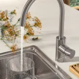 IKEA SALLSJÖN (ИКЕА САЛЛШЁН) — Смеситель кухонный с боковой рукояткой, стальной — фото 3