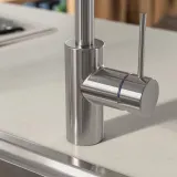 IKEA SALLSJÖN (ИКЕА САЛЛШЁН) — Смеситель кухонный с боковой рукояткой, стальной — фото 4