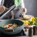 IKEA KLIPPFISK (ИКЕА КЛИППФИСК) — Сковорода-сотейник с крышкой, антипригарное покрытие/стекло/дерево серо-бирюзовый 28 см — фото 2