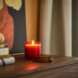 IKEA DVÄRGHÖK (ИКЕА ДВЭРГХЁК) — Ароматическая свеча в банке с крышкой, цветы цитрусовых красно-оранжевый/желто-коричневый 50 ч — фото 2