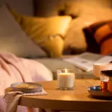 IKEA LOTSFÅGEL (ИКЕА ЛОТСФОГЕЛ) — Свеча ароматическая в стекле, персик светло-оранжевый 40 ч — фото 2