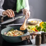 IKEA KLIPPFISK (ИКЕА КЛИППФИСК) — Сотейник с крышкой, антипригарное покрытие стекло/дерево серо-бирюзовый 24 см — фото 2