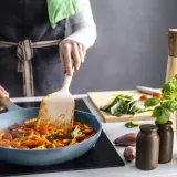 IKEA KLIPPFISK (ИКЕА КЛИППФИСК) — Сковорода, антипригарное покрытие/дерево темный серо-синий 28 см — фото 2