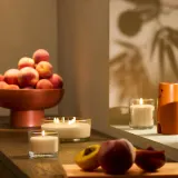 IKEA LOTSFÅGEL (ИКЕА ЛОТСФОГЕЛ) — Ароматическая свеча в стекле, 3 фитиля, персик, светло-оранжевый, 25 ч — фото 3
