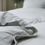 IKEA SOLFIBBLA (ИКЕА СОЛФИББЛА) — Пододеяльник и 2 наволочки, серый белый/полоска 200х200/50х60 см — фото 7