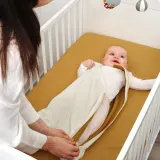 IKEA GULDVÄVARE (ИКЕА ГУЛДВЭВАРЕ) — Спальный мешок, бежевый/тёмно-жёлтый 0-6 месяцев — фото 3
