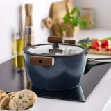 IKEA KLIPPFISK (ИКЕА КЛИППФИСК) — Кастрюля с крышкой, антипригарная стекло/дерево сине-черная 5 л — фото 2