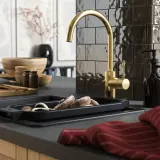 IKEA SALLSJÖN (ИКЕА САЛЛШЁН) — Смеситель кухонный с боковым рычагом, цвет латуни — фото 2