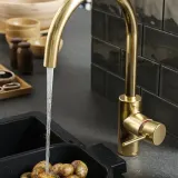 IKEA SALLSJÖN (ИКЕА САЛЛШЁН) — Смеситель кухонный с боковым рычагом, цвет латуни — фото 3