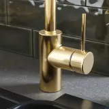 IKEA SALLSJÖN (ИКЕА САЛЛШЁН) — Смеситель кухонный с боковым рычагом, цвет латуни — фото 4