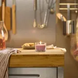 IKEA LOTSFÅGEL (ИКЕА ЛОТСФОГЕЛ) — Свеча ароматическая в стекле, красные лесные ягоды светло-розовая 20 ч — фото 2