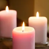 IKEA LOTSFÅGEL (ИКЕА ЛОТСФОГЕЛ) — Свеча блочная ароматическая, розовые цветы розовая 30 ч, 3 шт. — фото 4