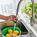IKEA SALLSJÖN (ИКЕА САЛЛШЁН) — Смеситель для кухни с выдвижным изливом, стальной — фото 3