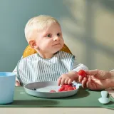IKEA GULDVÄVARE (ИКЕА ГУЛДВЭВАРЕ) — Нагрудник, темно-желтый/белый — фото 2