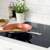 IKEA OUMBÄRLIG (ИКЕА ОУМБЭРЛИГ) — Сковорода, антипригарное покрытие/нержавеющая сталь медного цвета, 28 см — фото 2