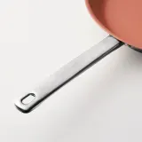 IKEA OUMBÄRLIG (ИКЕА ОУМБЭРЛИГ) — Сковорода, антипригарное покрытие/нержавеющая сталь медного цвета, 28 см — фото 5