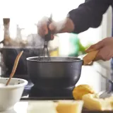 IKEA HUSKNUT (ИКЕА ХУСКНУТ) — Кастрюля, антипригарное покрытие, черный, 1,8 л — фото 5