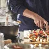IKEA HUSKNUT (ИКЕА ХУСКНУТ) — Кастрюля с крышкой, антипригарное покрытие, черный, 2,7 л — фото 4