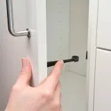 IKEA UTRUSTA (ИКЕА УТРУСТА) — Запирающее устройство для кухонных ящиков/шкафов, черный — фото 3