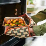 IKEA RINNIG (ИКЕА РИННИГ) — Кухонная перчатка, узор светло-бежевый/серый/коричневый/красный — фото 2