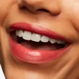 MAC Cosmetics Lustreglass Sheer-Shine Lipstick - Блестящая помада, 3 г, оттенок Gummy Bare — фото 4