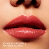 Gucci Gucci Beauty Rouge a Levres Voile - Блестящая помада, 3.5 г, оттенок 203 Mildred Rosewood — фото 4