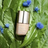 Clarins Everlasting Youth Fluid Foundation - Тональная основа с SPF 15, осветляющая, 30 мл, оттенок 112 Amber — фото 4