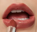 MAC Cosmetics MACximal Sleek Satin Lipstick Mini - Бархатная помада, придающая идеальный вид, 1.5 г, оттенок CREME IN YOUR COFFEE — фото 3