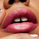MAC Cosmetics Frost Lipstick - Помада для губ с блестящим перламутровым эффектом, 3 г, оттенок Bombshell — фото 5