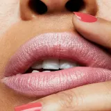 MAC Cosmetics Frost Lipstick - Помада для губ с блестящим перламутровым эффектом, 3 г, оттенок Fabby — фото 3