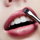 MAC Cosmetics Frost Lipstick - Помада для губ с блестящим перламутровым эффектом, 3 г, оттенок Plum Dandy — фото 4