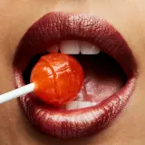 MAC Cosmetics Frost Lipstick - Помада для губ с блестящим перламутровым эффектом, 3 г, оттенок “O” — фото 3