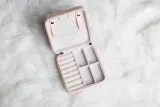 Шкатулка для украшений Notino Classy Collection Jewellery box пудрово-розовая, компактная, на молнии, 12,5 × 5 × 12,5 см Peach — фото 7