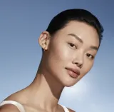 Estee Lauder Futurist SkinTint Serum Foundation With Botanical Oil Infusion SPF 20 - Тональная основа с SPF 20, 30 мл, оттенок 2W1 Dawn — фото 7
