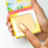 theBalm Let's Bolt - Хайлайтер для лица: розсветлитель, тени для век и косметика для подчеркивания скул, 8 г — фото 3