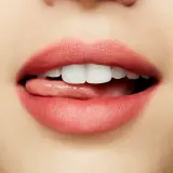 MAC Cosmetics Powder Kiss Lipstick - Матовая помада, 3 г, оттенок Brickthrough — фото 4