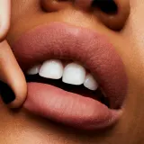 MAC Cosmetics Powder Kiss Lipstick - Матовая помада, 3 г, оттенок Mull it Over — фото 5