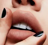 MAC Cosmetics Powder Kiss Lipstick - Матовая помада, 3 г, оттенок Impulsive — фото 4