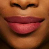MAC Cosmetics Powder Kiss Lipstick - Матовая помада, 3 г, оттенок Sheer Outrage — фото 2